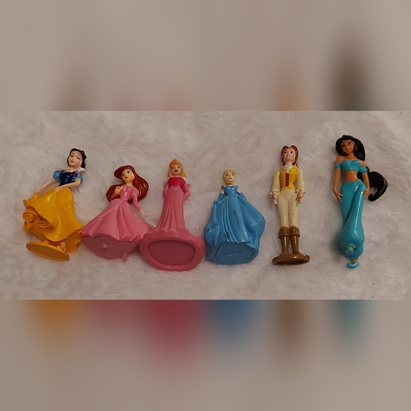 **3 Listings $30** 2" Disney Princess figurines x 6 - Picture 1 of 1
